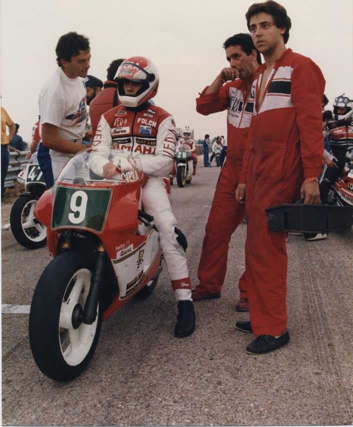 En la imagen aparezco esperando una salida en el Superprestigio SoloMoto en el año 1996, donde aparece mi  queridísimo Jose Antonio Vidal (D:E:P:)