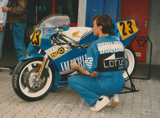 Toni Escoda cambia la marca Ducados por mi apellido sobre el carenado de la Honda RS500, ya que la ley antitabaco impedía la publicidad en los circuitos de Alemania y Gran Bretaña en 1988. Ducados tomó esta simpática decisión.