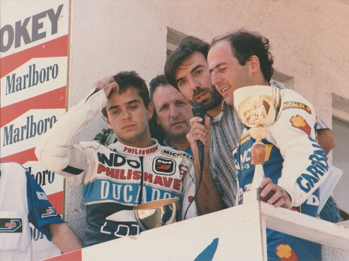 En el podio celebrando el segundo título de campeones de España de Resistencia junto a Xavi Riba, el técnico Félix Ferrer y en la megafonía Jaime Alguersuari, alma mater del Superprestigio que tanto hizo por tantos pilotos.