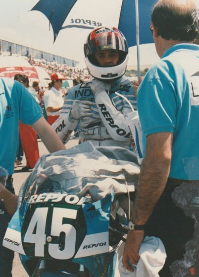 Parrilla del Gran Premio de España de 250 en 1989. De espalda, Ginés Guirado, a quien debo no haber abandonado la categoría ese año por las limitaciones técnicas que tuvimos que afrontar.